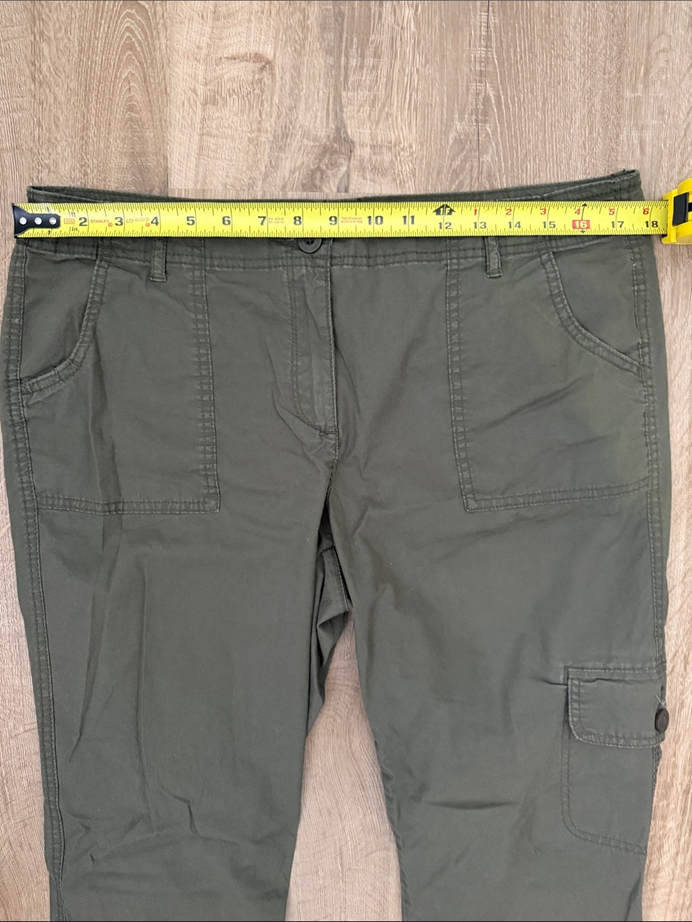 Liz Claiborne Women’s Olive Cargo Pants - Casual Utility - Picture 4 of 9